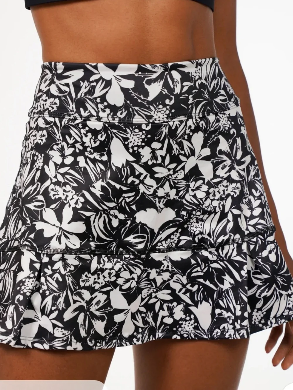High-Rise Black & White Floral Tennis Skirt. Large. EUC